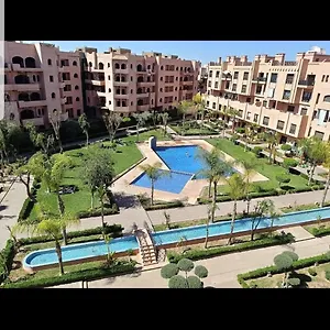 Un Moderne Chic Vue Sur Piscine Apartment