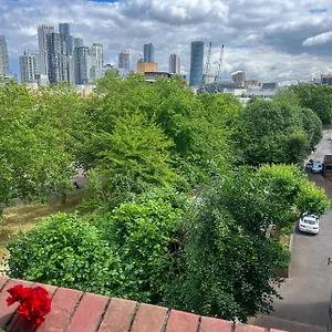 https://charming-and-cosy-canary-wharf-room-with-stunning-views.cambridgehotelsuk.com