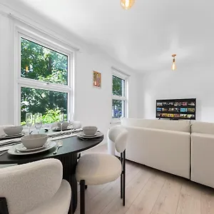 https://apt-stylish-flat-near-tower-bridge-bridge.cambridgehotelsuk.com
